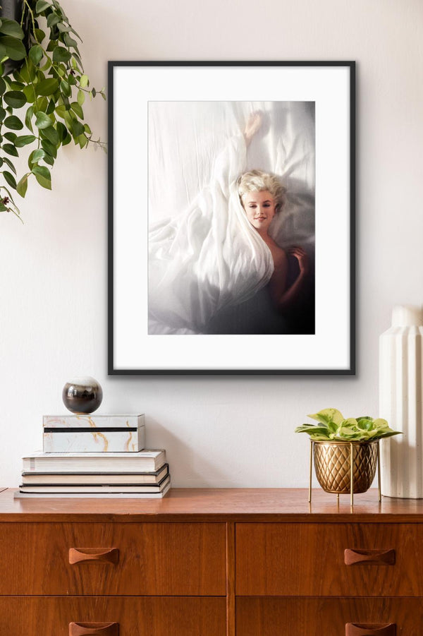 Douglas Kirkland - In bed with Marylin Monroe