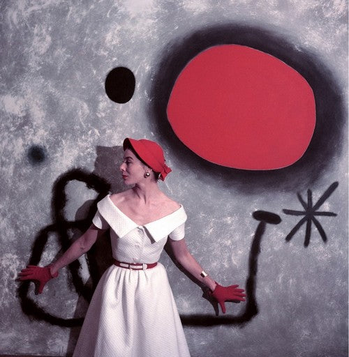 Georges Dambier - ''Bettina devant l’œuvre de Miro'' en Jacques Fath, Paris 1953