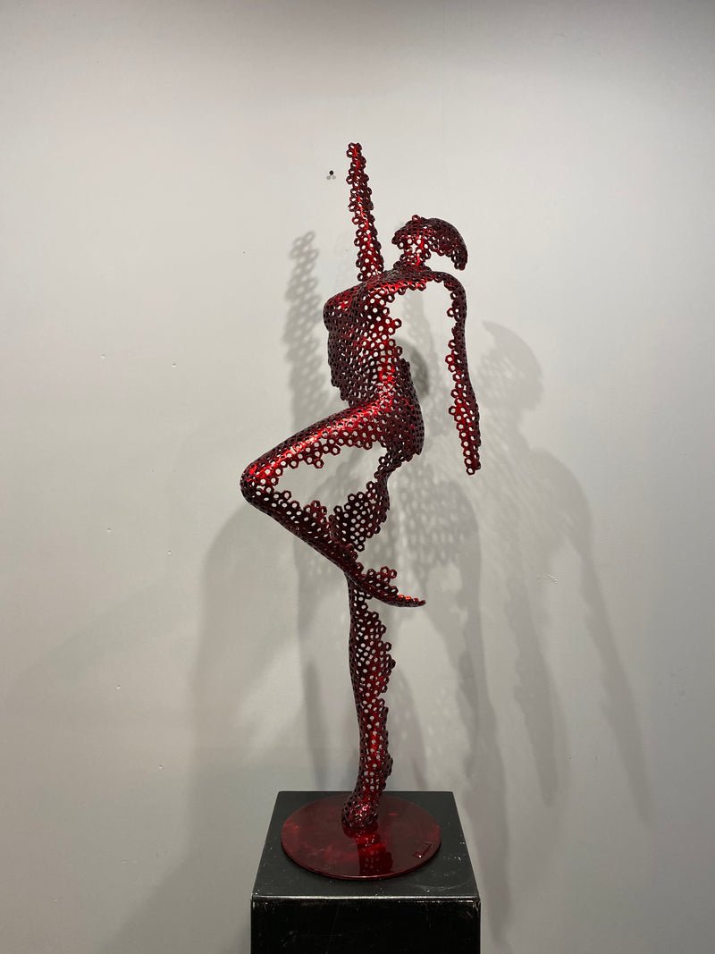 Sculpture en écrous - Liberty (red) by Vyki