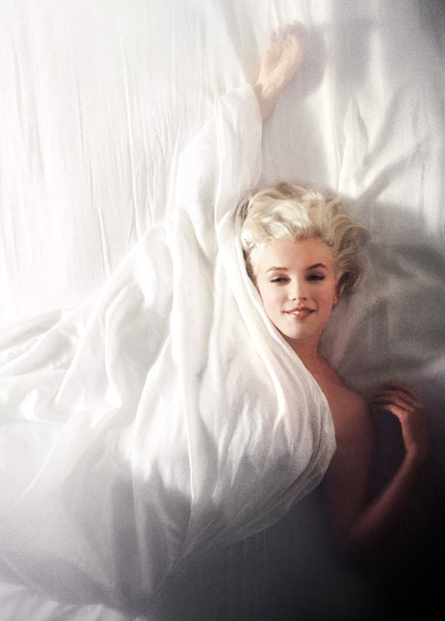 Douglas Kirkland - In bed with Marylin Monroe